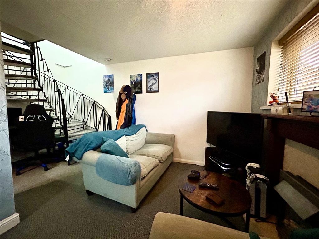 Property photo 3 of 8 Lounge