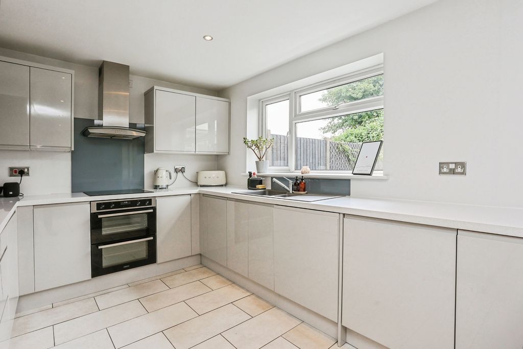 Property photo 3 of 17 Kitchen