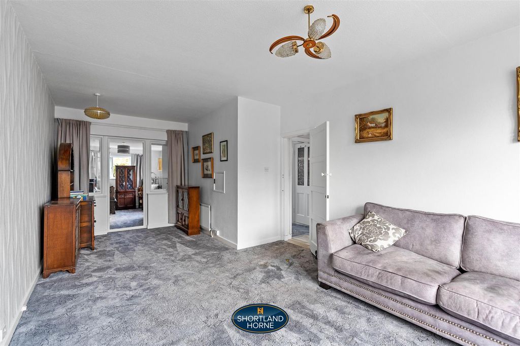 Property photo 3 of 19 98 Arnold Avenue (16 Of 21).Jpg