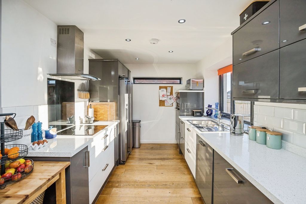 Property photo 3 of 21 Kitchen