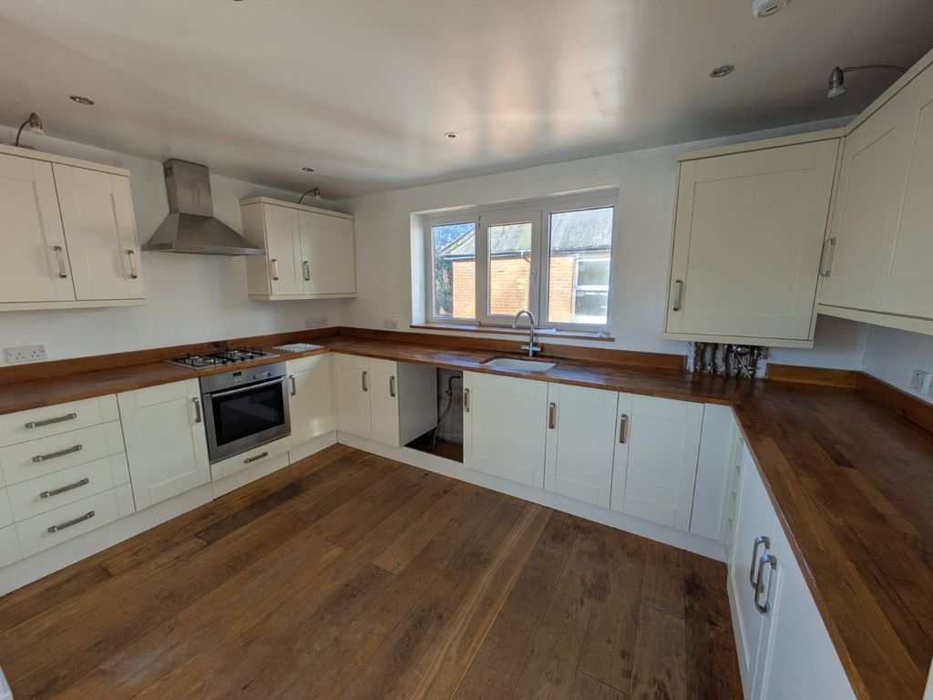 Property photo 3 of 8 Kitchen