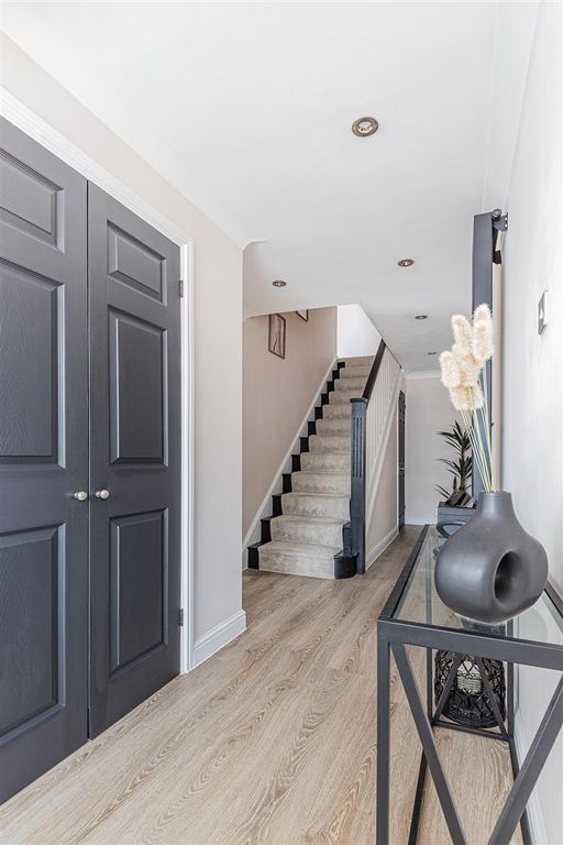 Property photo 2 of 24 Deepdene Close 11-5.Jpg