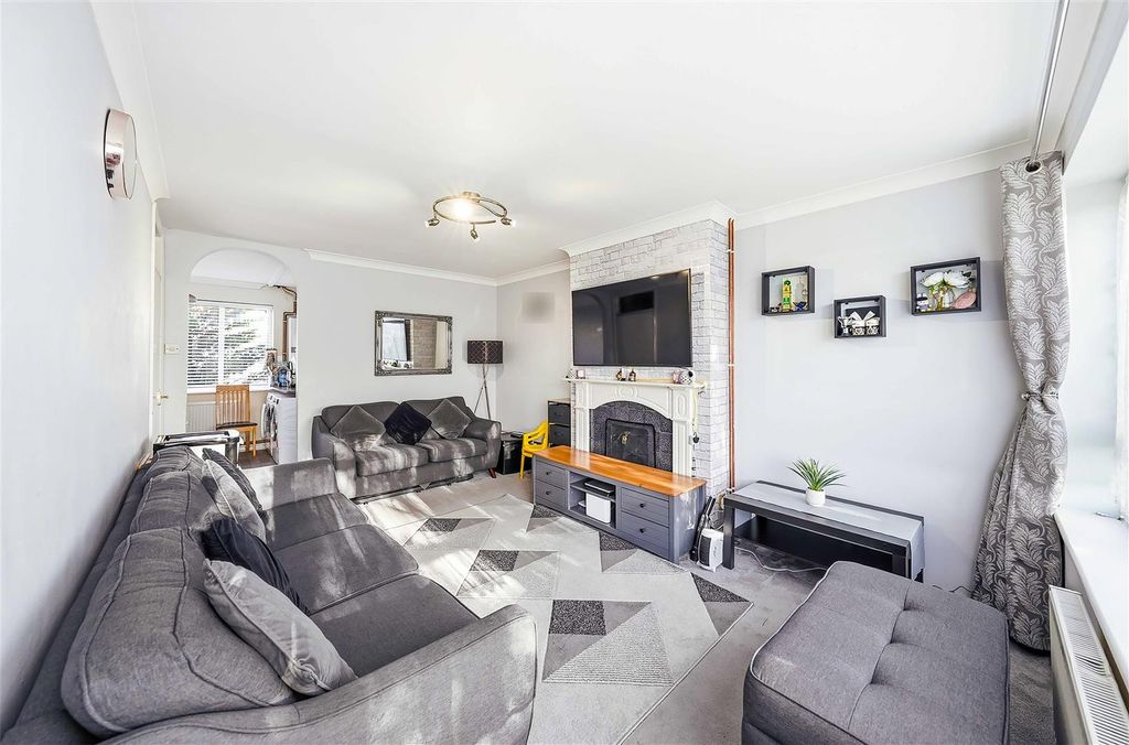 Property photo 3 of 13 Lounge