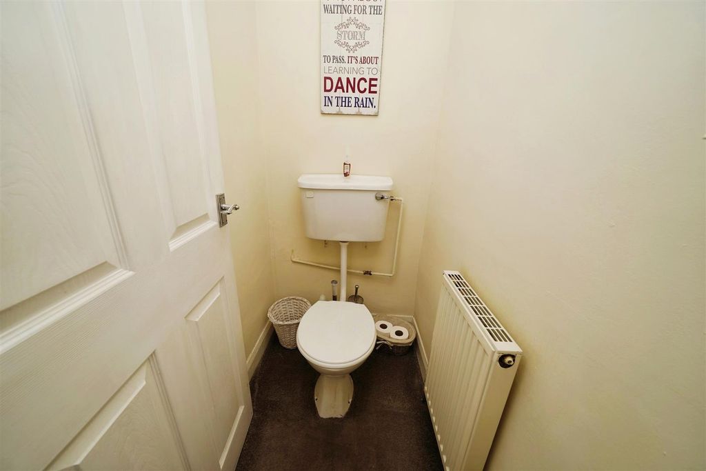Property photo 3 of 11 Cloakroom