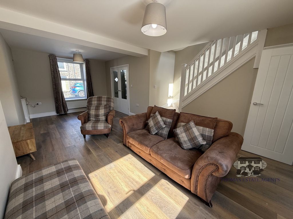 Property photo 3 of 13 Lounge