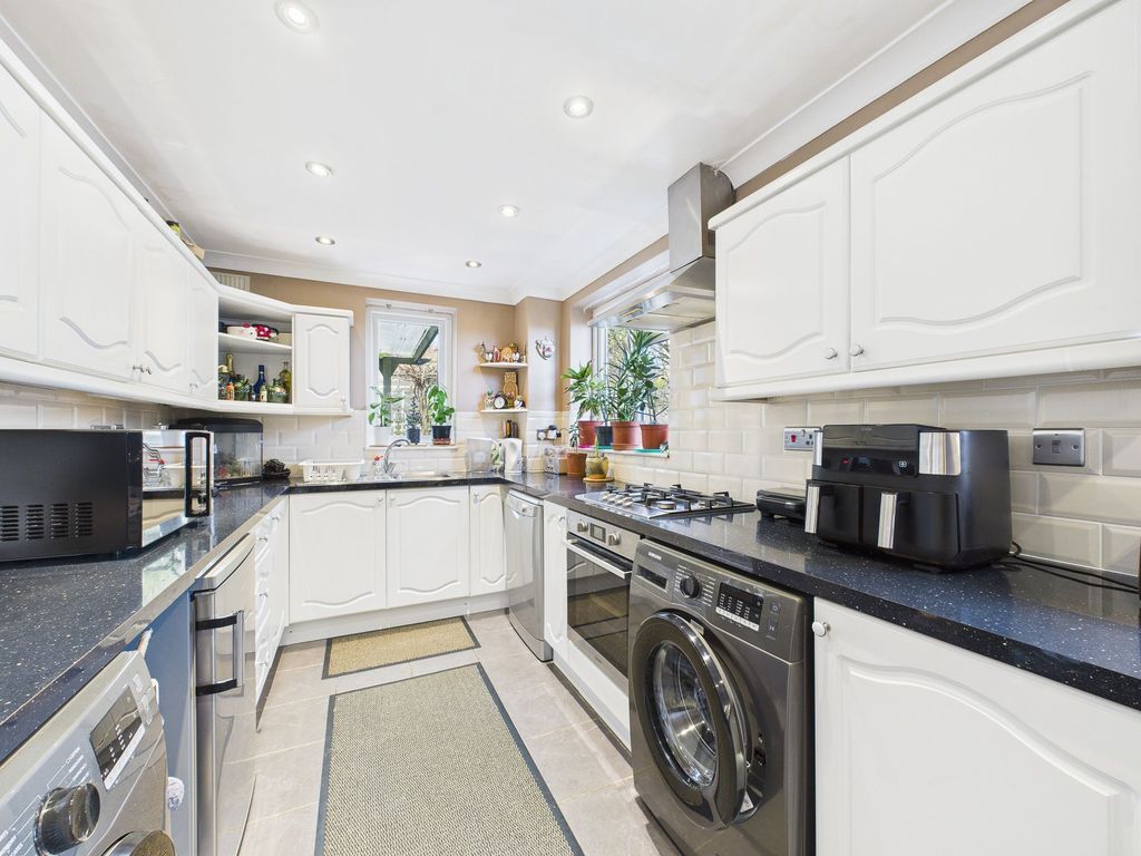 Property photo 2 of 10 Kitchen