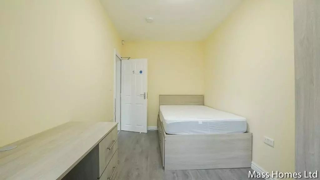 Property photo 2 of 10 A Clean And Tidy Single Bedroom With Neutral Cream...