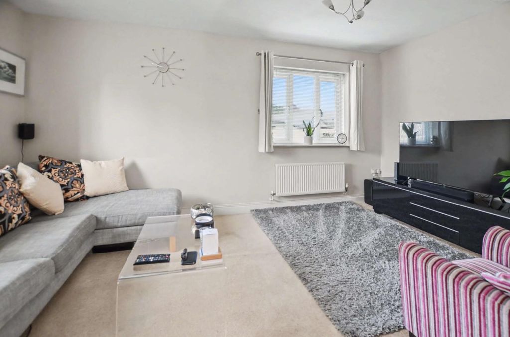 Property photo 3 of 15 Lounge