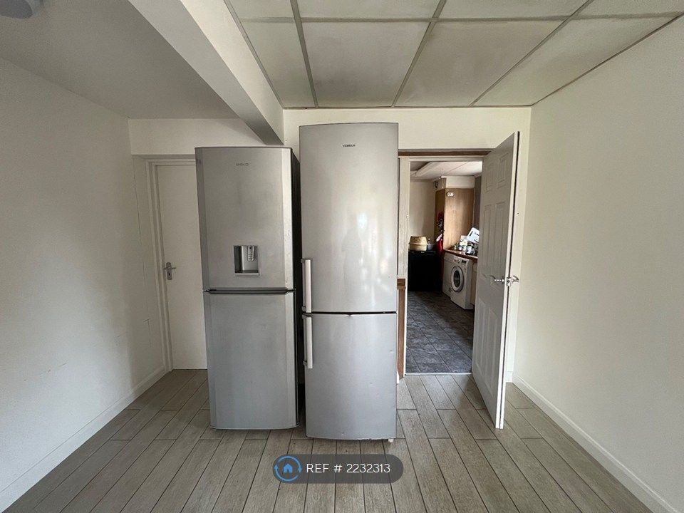 Property photo 2 of 8 Shared Fridge Freezers