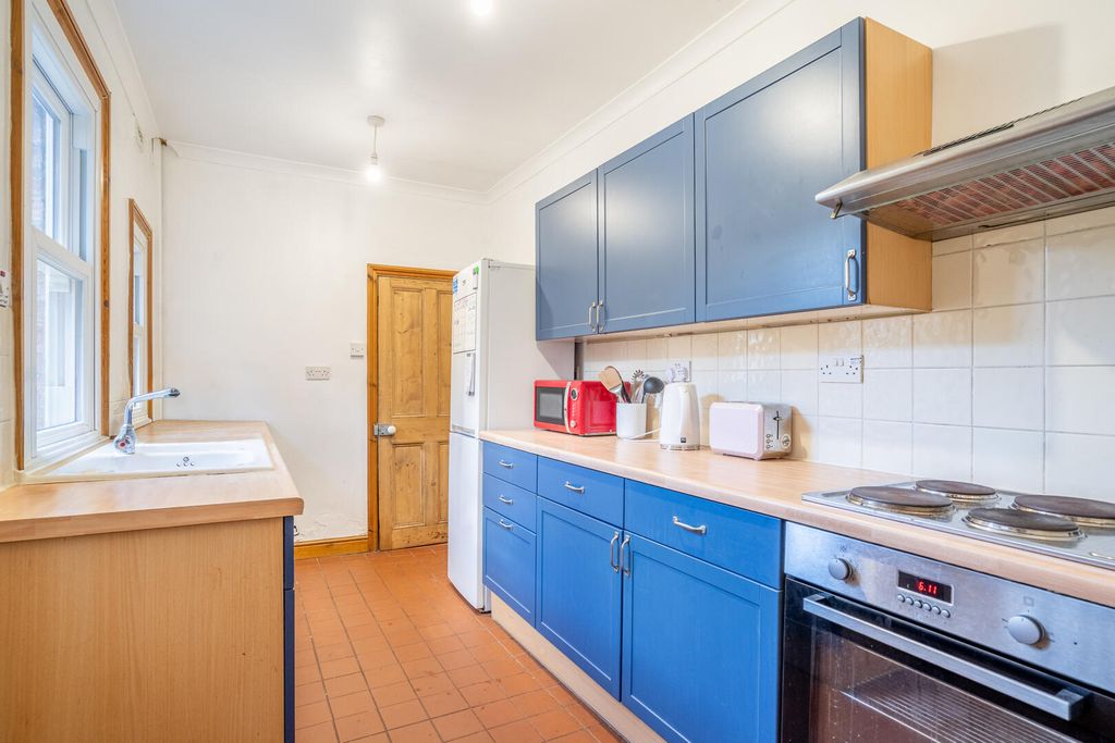 Property photo 3 of 11 Kitchen