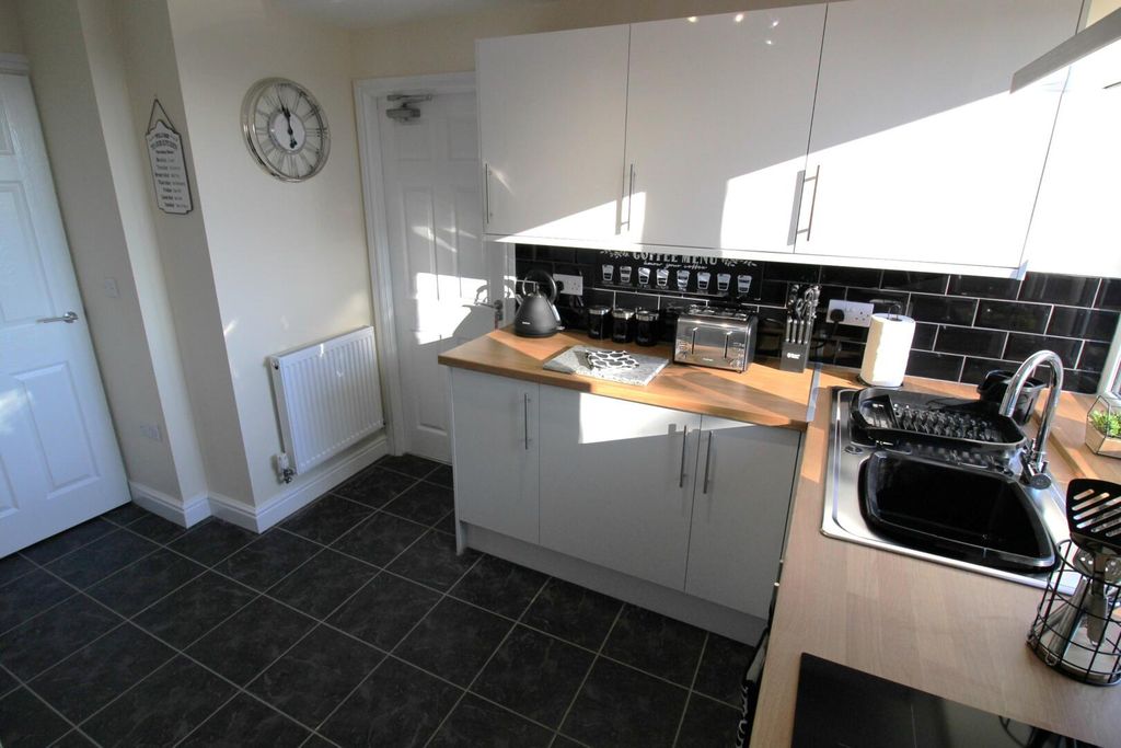 Property photo 2 of 8 Kitchen