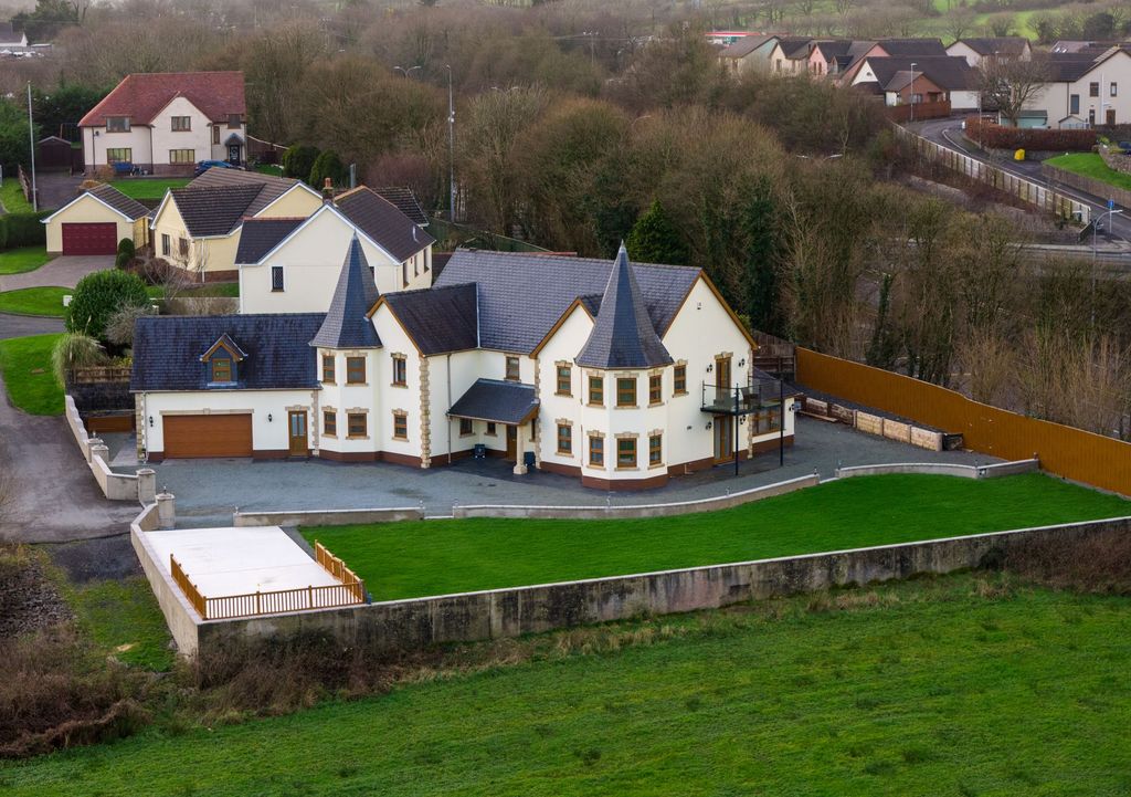 Property photo 3 of 47