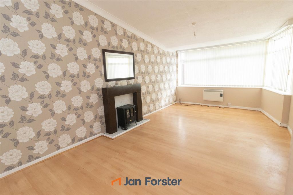 Property photo 2 of 12 Lounge