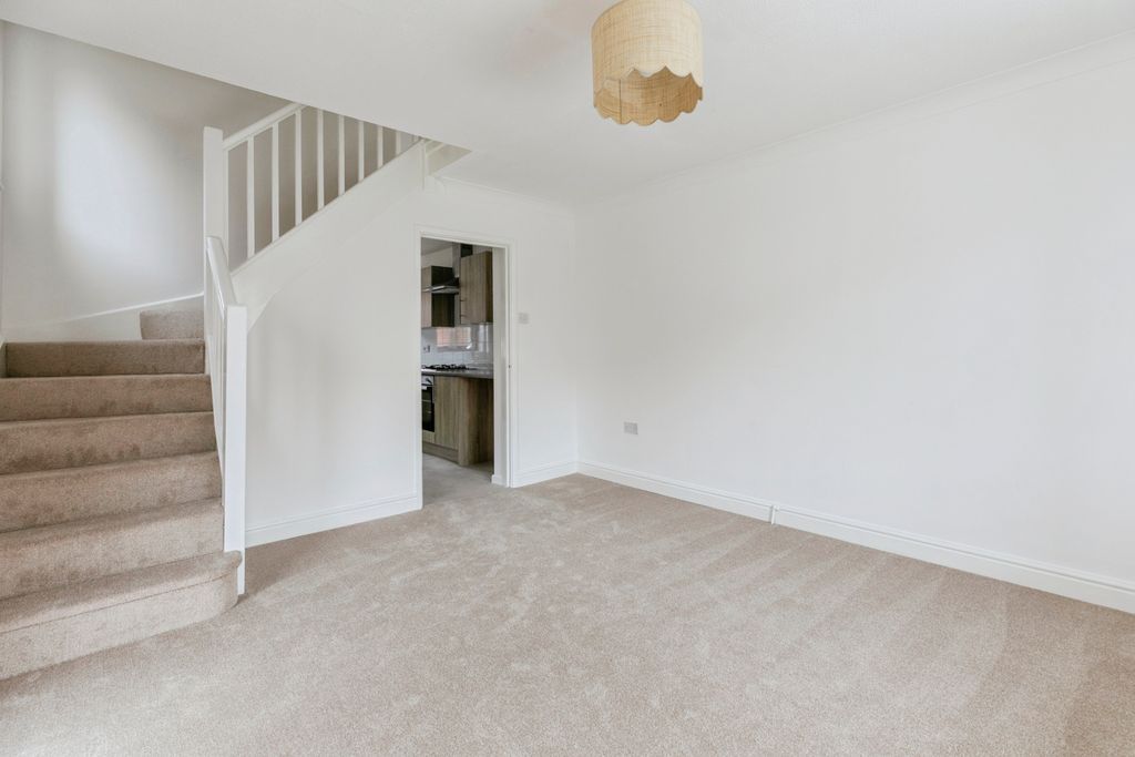 Property photo 3 of 16 Lounge