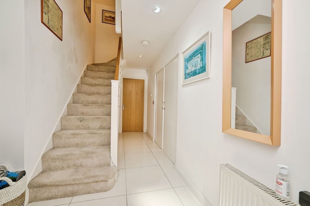 Property photo 3 of 19 Entrance Hallway