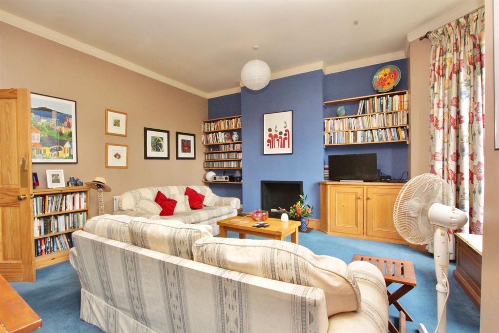 Property photo 3 of 12 Alconbury Road, E5