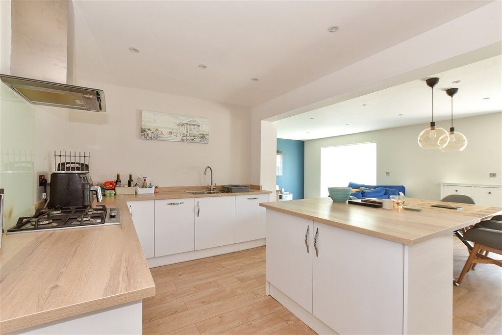 Property photo 3 of 11 Kitchen