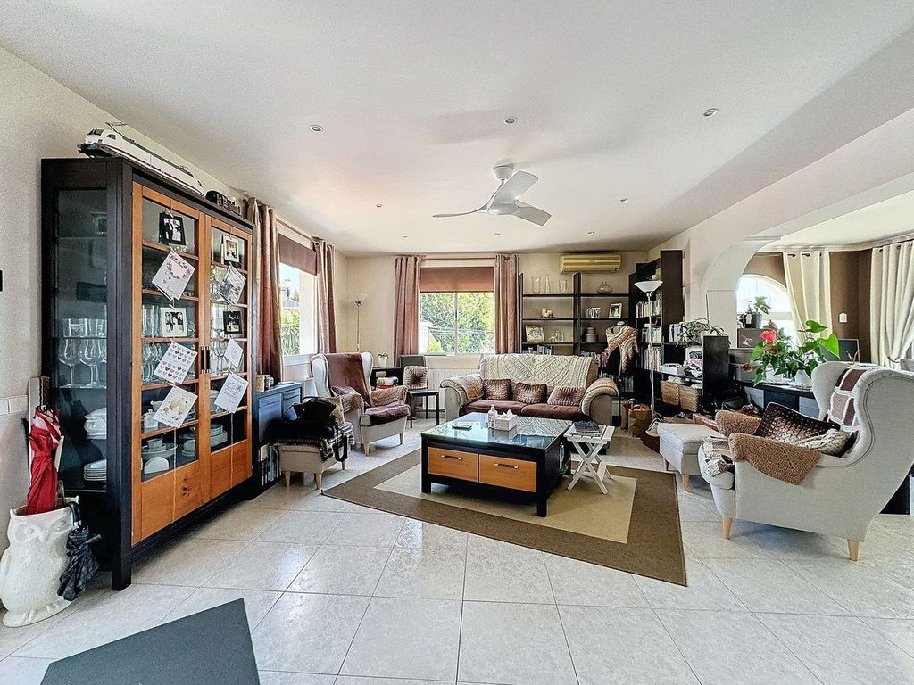 Property photo 2 of 25