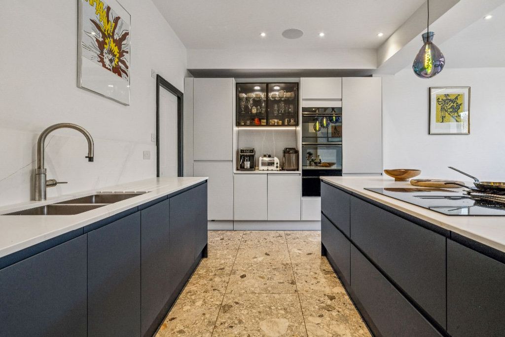 Property photo 2 of 25