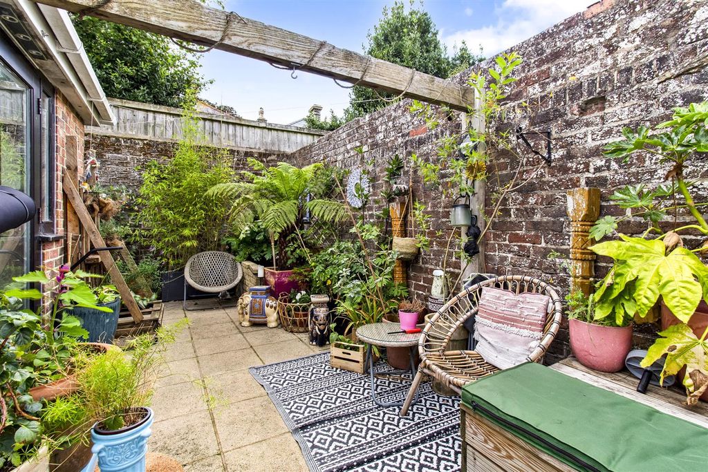 Property photo 2 of 11 13c Tennyson Road_011.Jpg