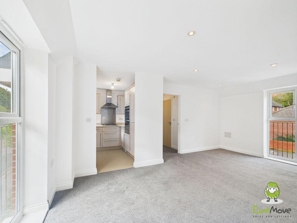 Property photo 3 of 13 Ewemove Estate Agents Basingstoke - Sinclair Drive