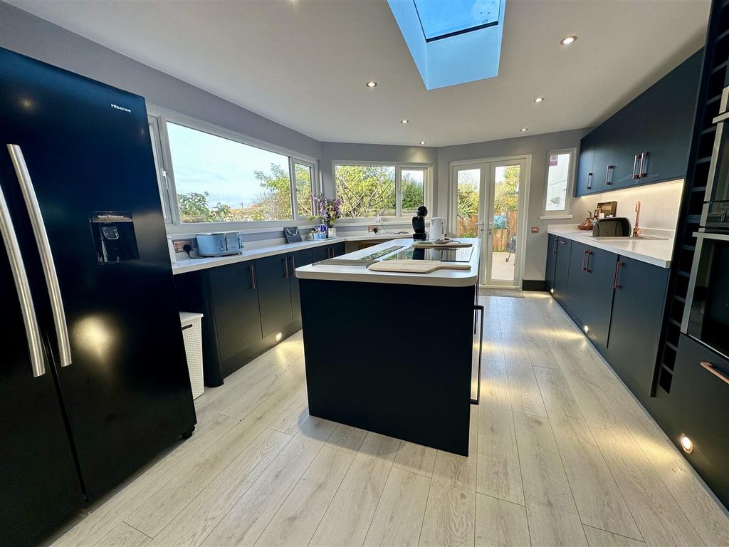 Property photo 3 of 14 Kitchen