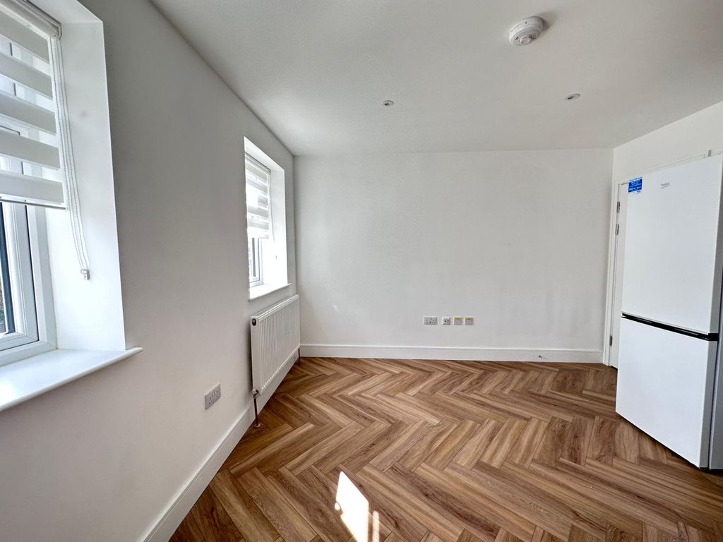 Property photo 2 of 6 Gallery