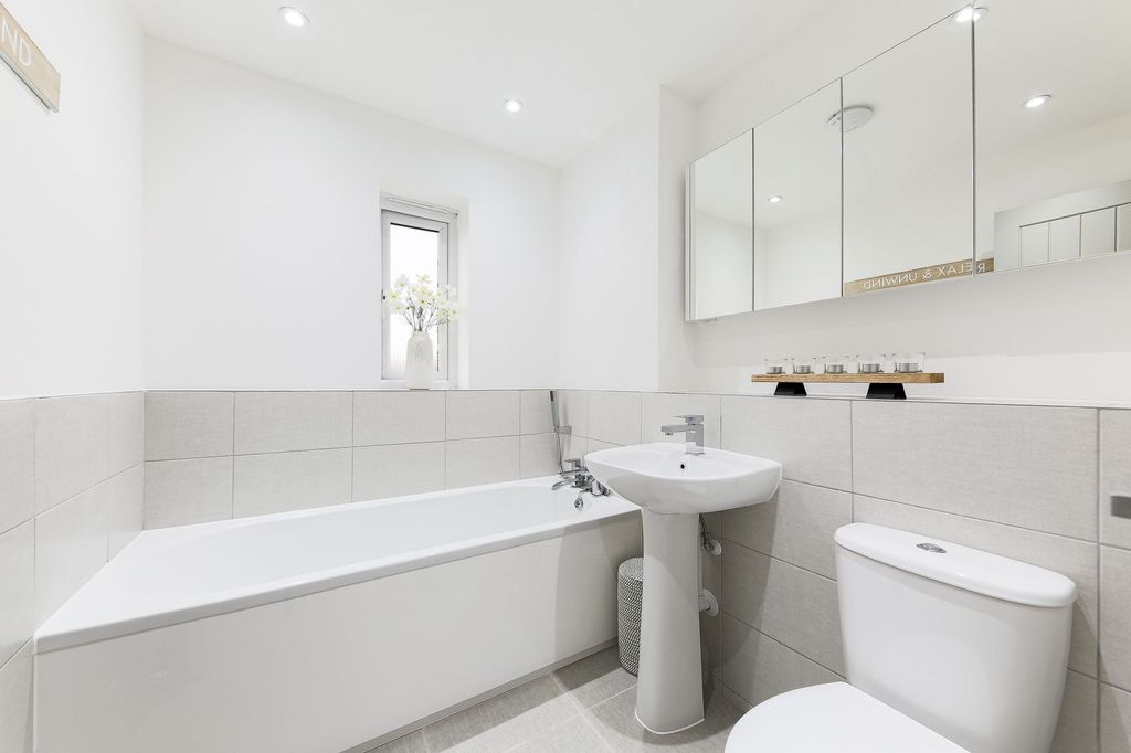 Property photo 1 of 31 Bathroom