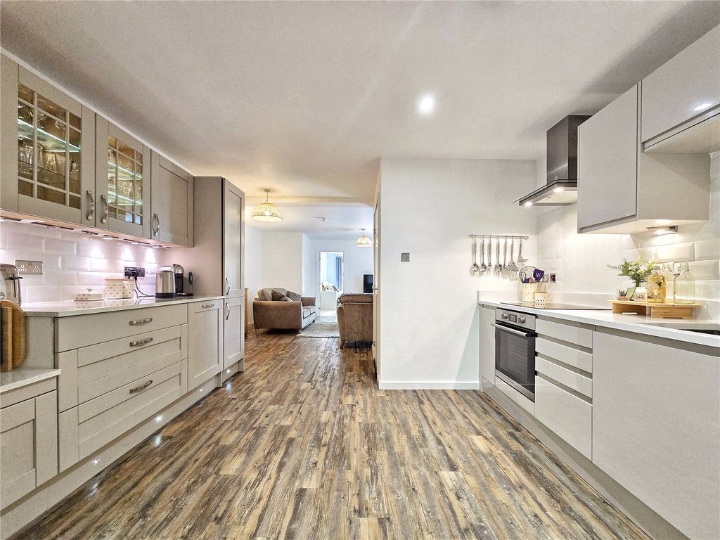 Property photo 3 of 20 Semi Open Plan