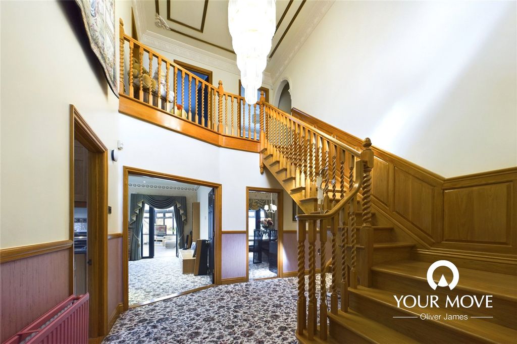 Property photo 2 of 27 Entrance Hall