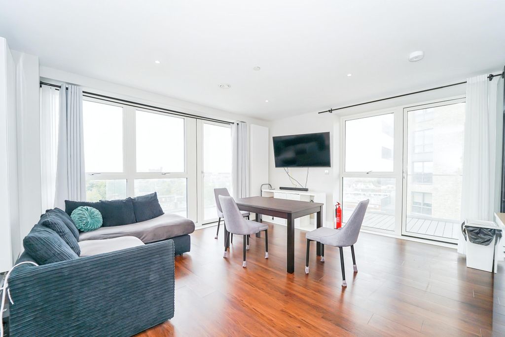 Property photo 1 of 16 Living / Dining Room