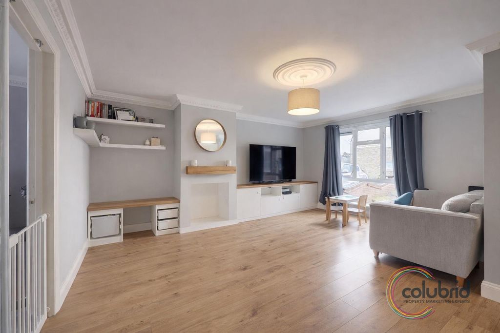 Property photo 2 of 11