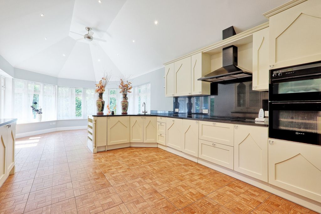 Property photo 2 of 37