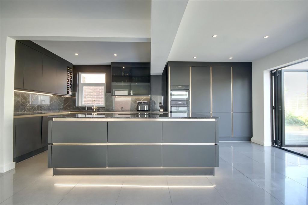 Property photo 2 of 18 Kitchen