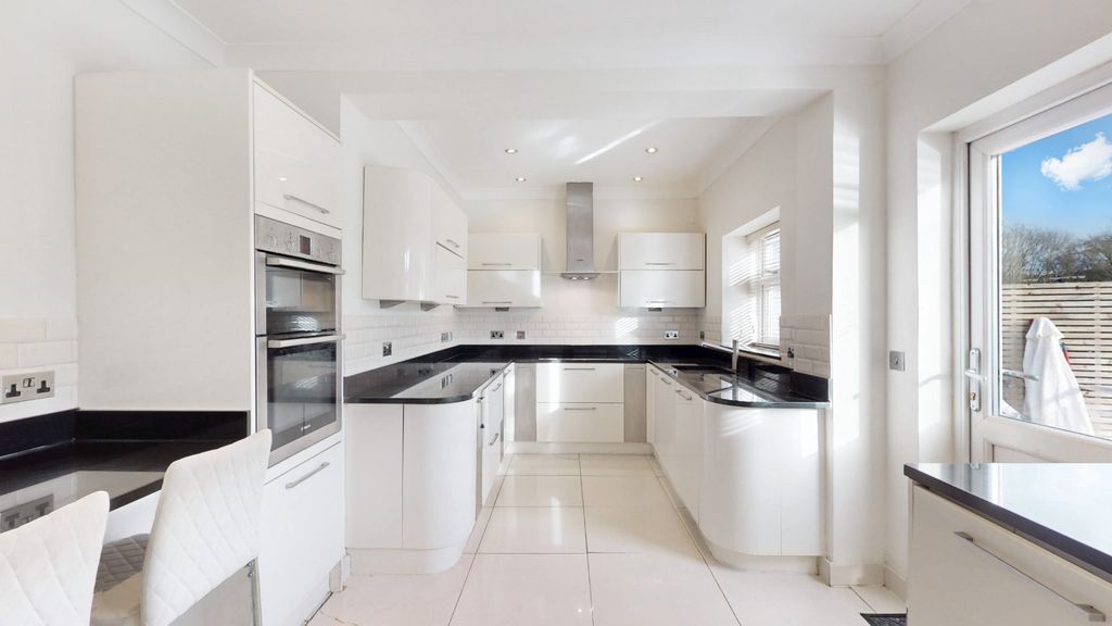 Property photo 3 of 18 4854664