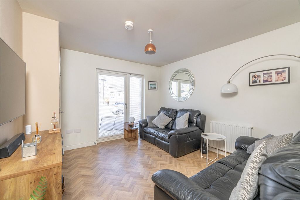 Property photo 3 of 27 Lounge Alt