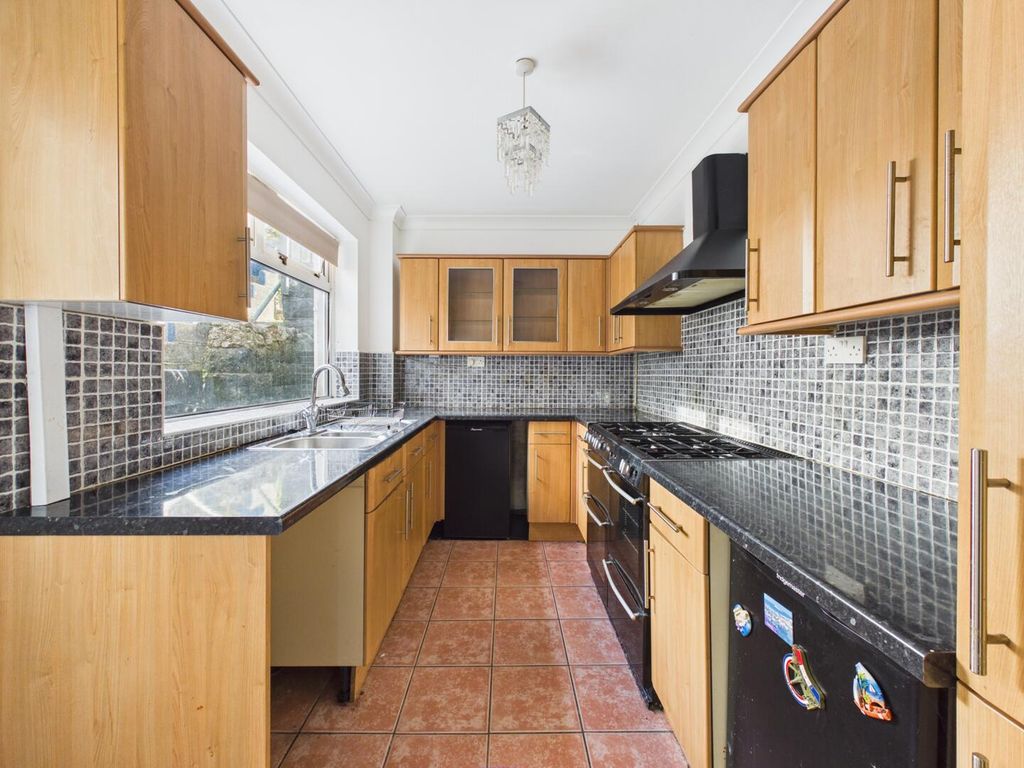 Property photo 3 of 21 Kitchen