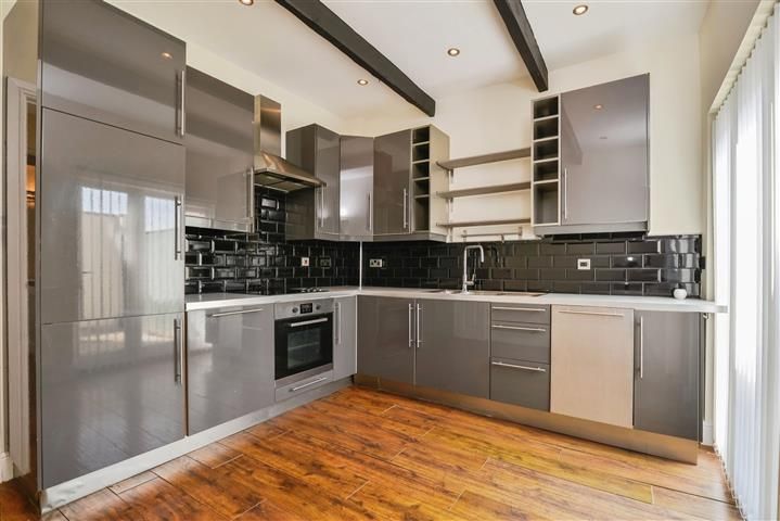Property photo 3 of 11 Kitchen