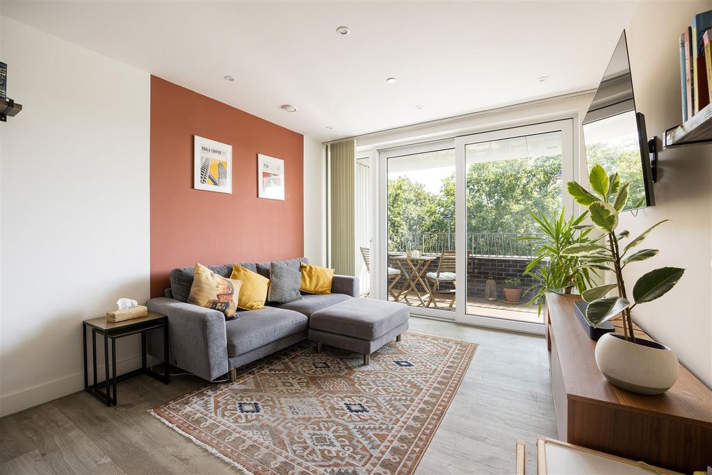 Property photo 2 of 36 Beck Square, E10
