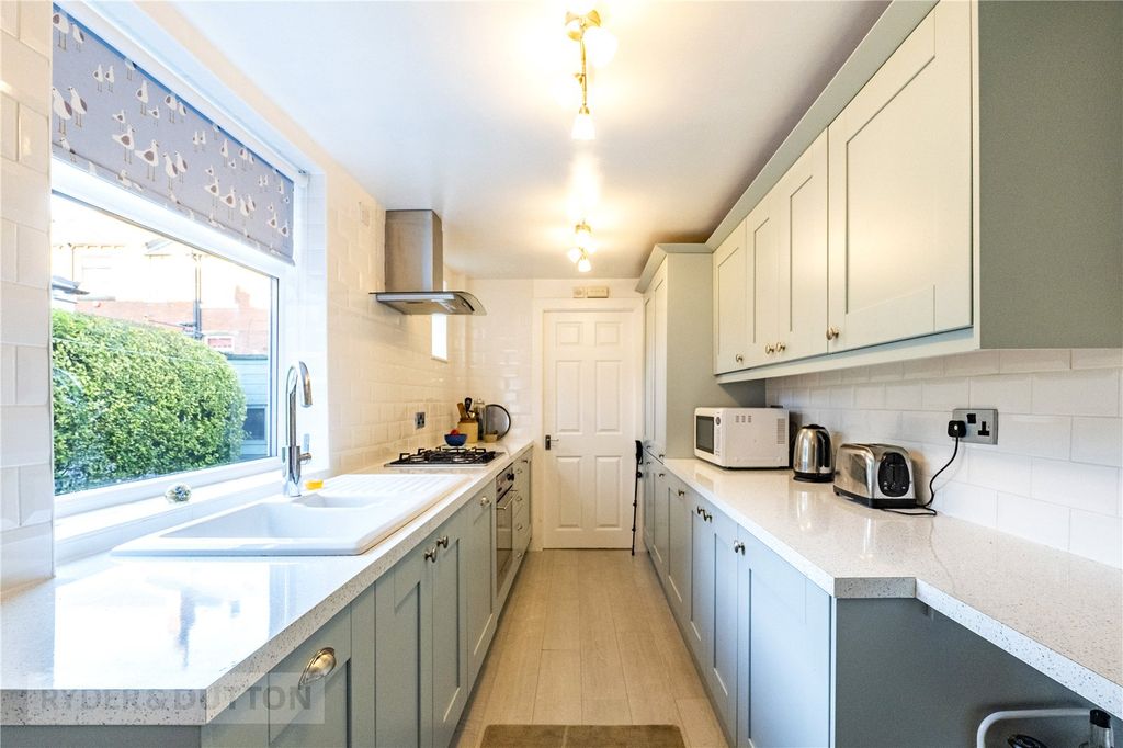 Property photo 3 of 17 Kitchen