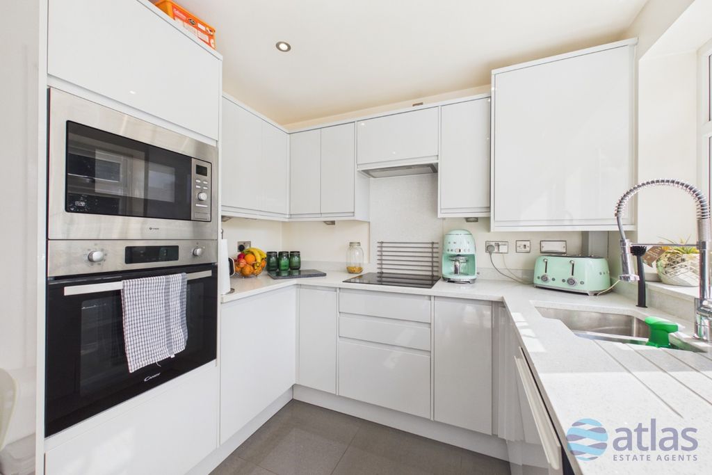 Property photo 3 of 17 Kitchen