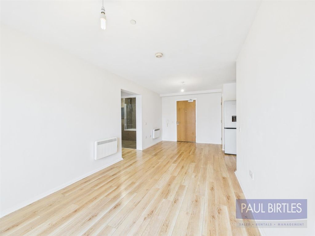 Property photo 3 of 17 Cam04378G0-Pr0191-Still014.Jpg