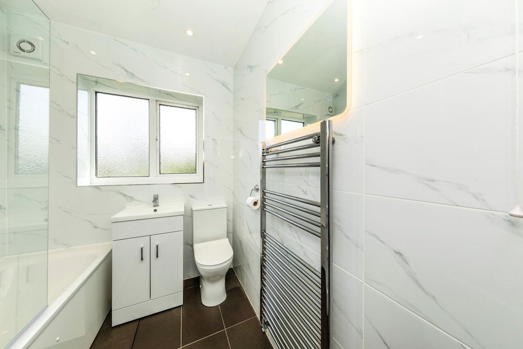 Property photo 3 of 9 Bathroom