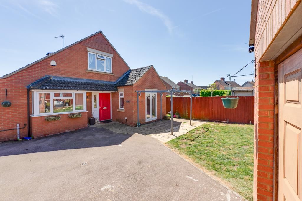 Property photo 1 of 29 17 Albert Road, Finedon-24.Jpg