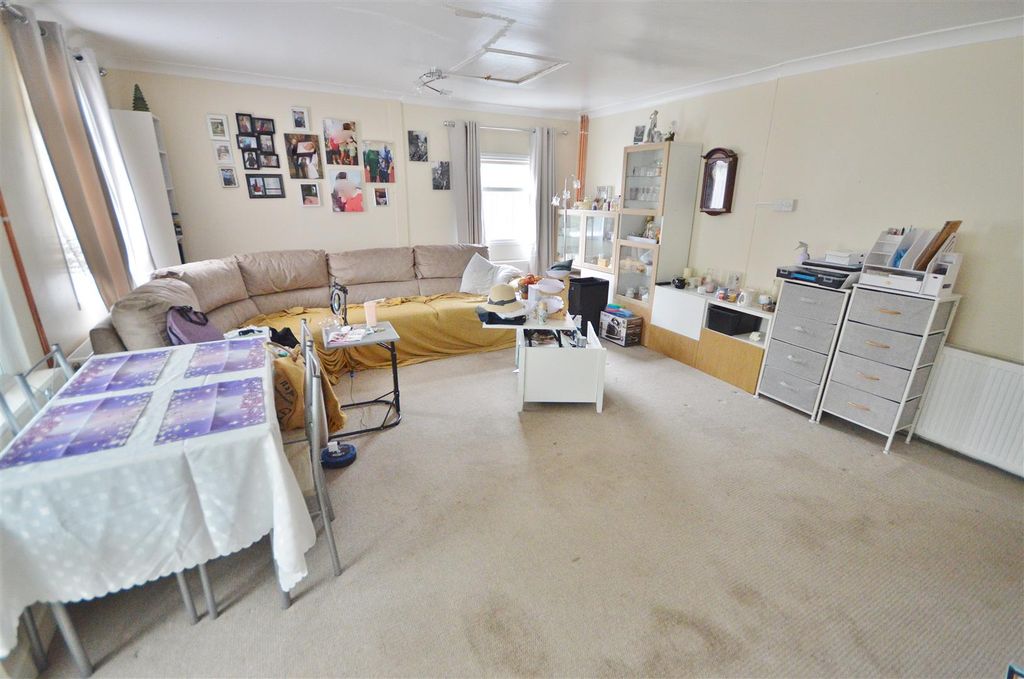 Property photo 2 of 11 Lounge