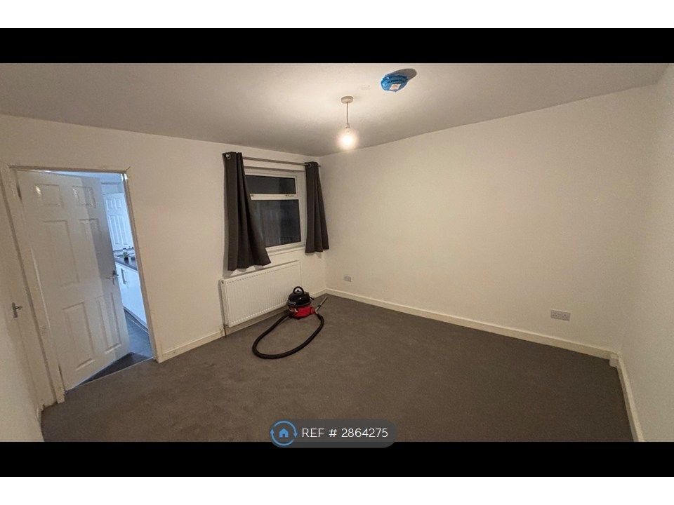 Property photo 2 of 18 Sitting Room