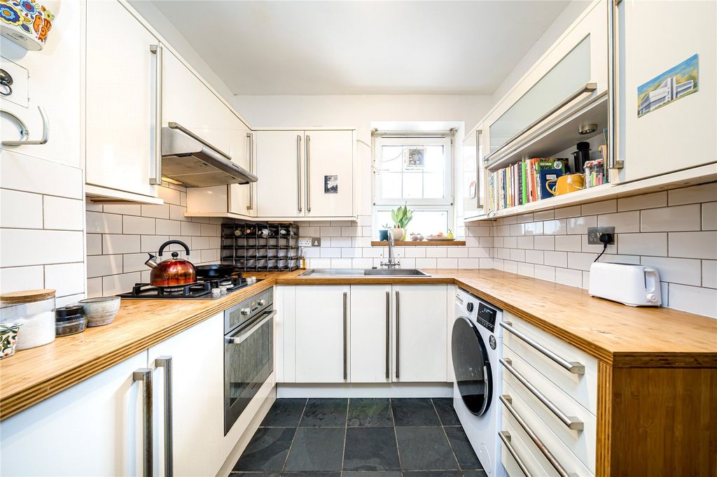 Property photo 3 of 7 Kitchen