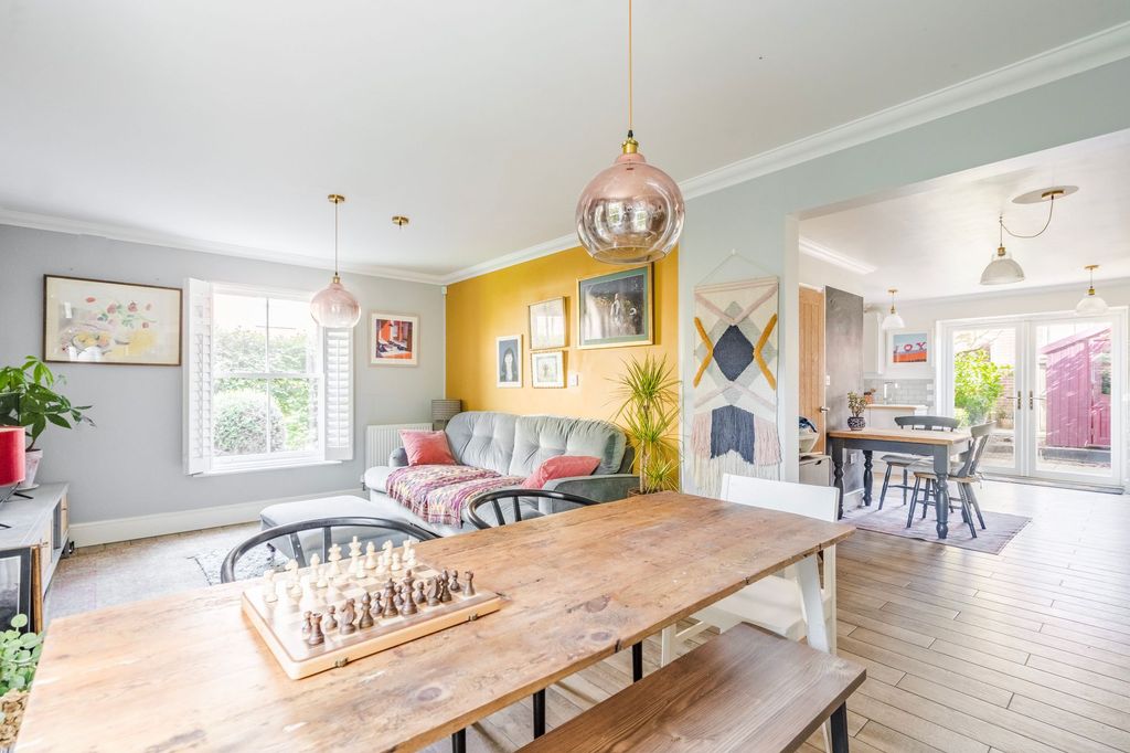 Property photo 2 of 28