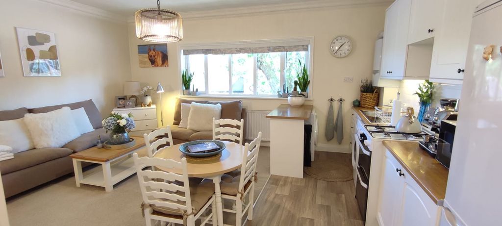 Property photo 2 of 24 Lounge / Kitchen