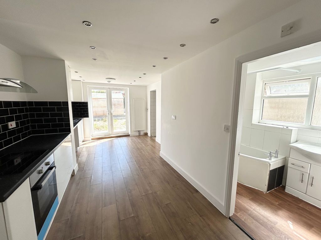 Property photo 2 of 14 Kitchen/Lounge